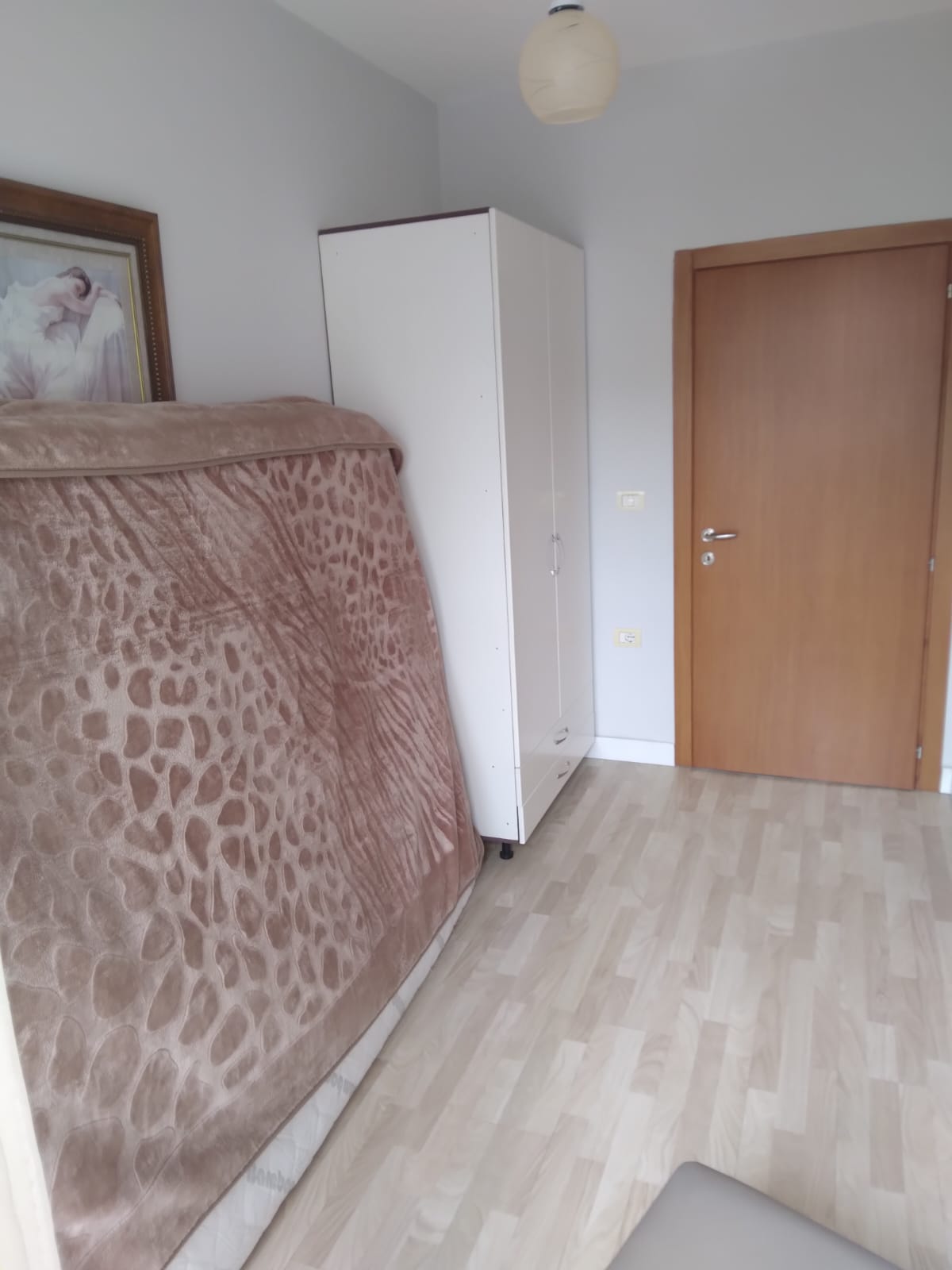 Jepet me qera apartament 2+1 në Lagjen 14, Korçë,