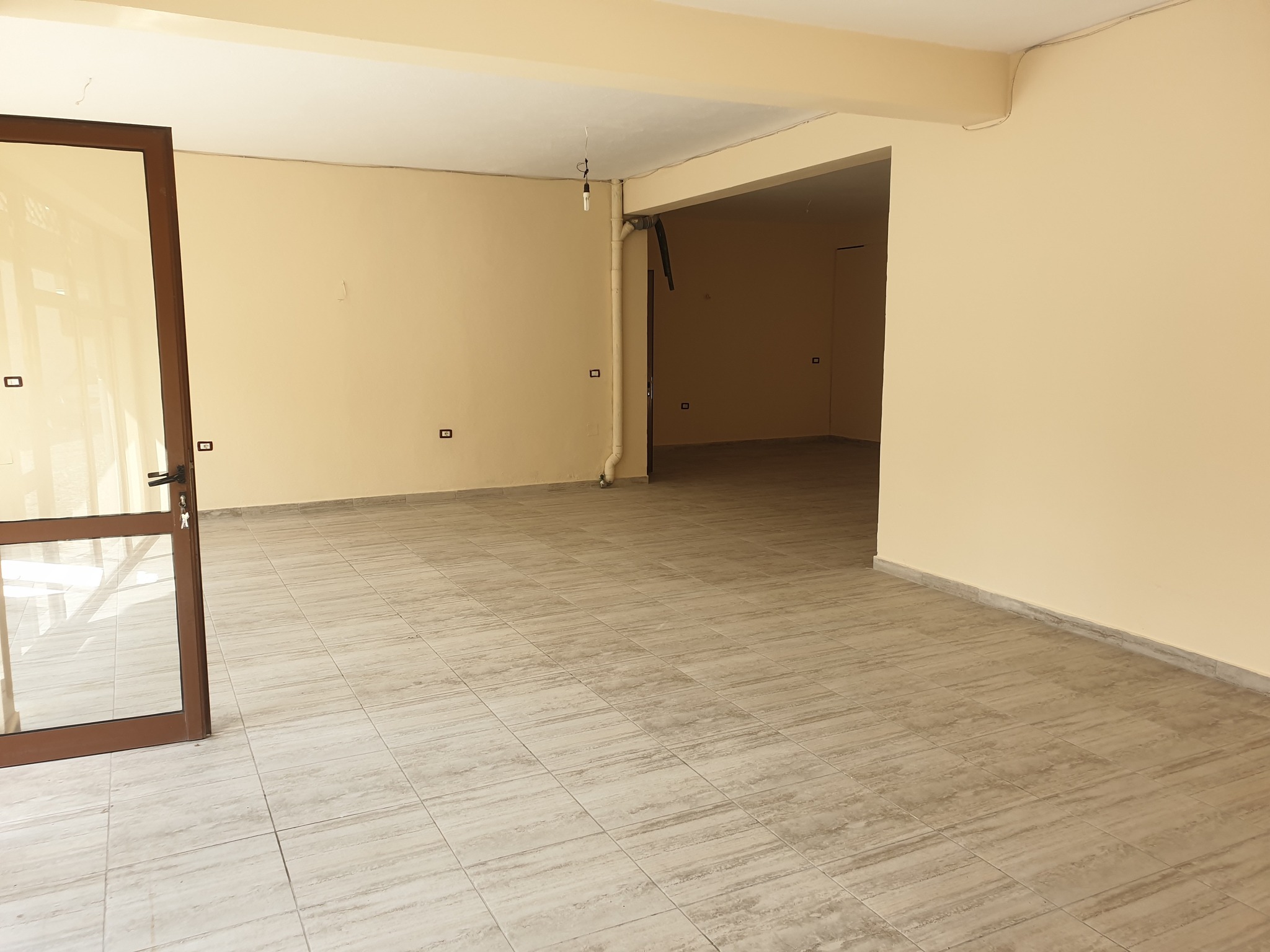 Jepet me qera  dyqan me siperfaqe rreth 75 m²
