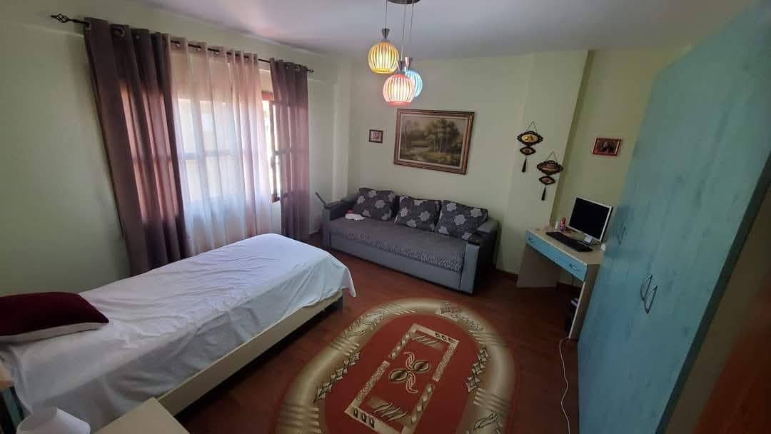 Shitet 3+1 me siperfaqe 82 m² Lagja 10, kt 6 te.