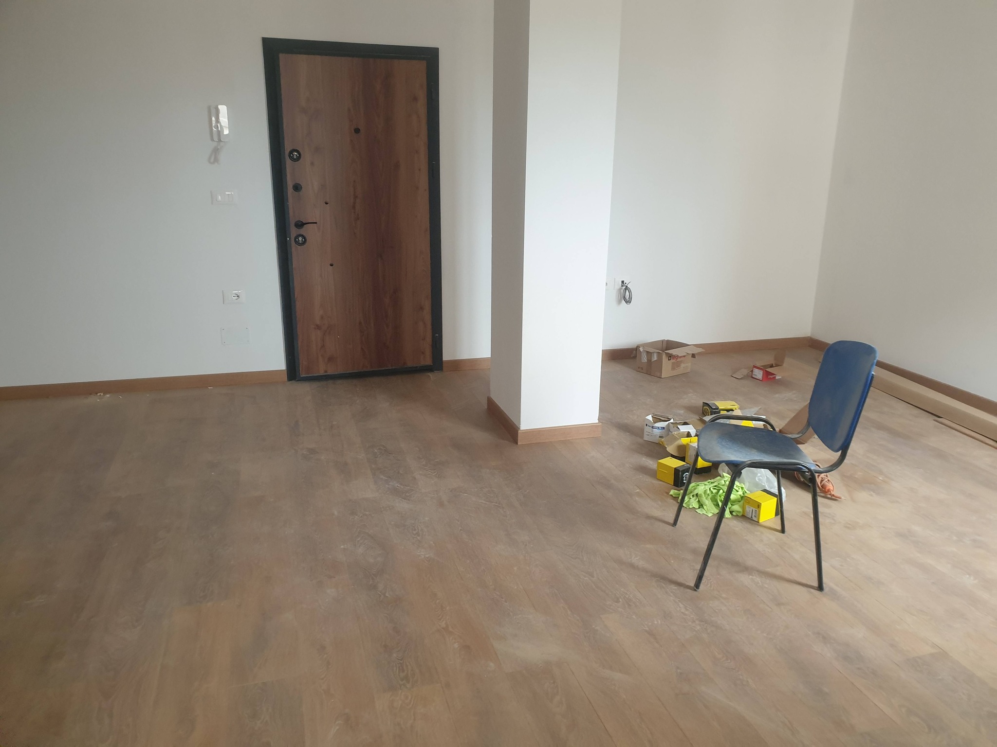 Shitet hyrje 2+1 me siperfaqe 110 m²